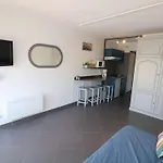 Ensoleille A Port Camargue Avec Terrasse Et Parking - Fr-1-307-283 *